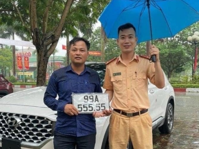 Mua ô tô tặng vợ, người đàn ông bấm được biển ngũ quý 5
