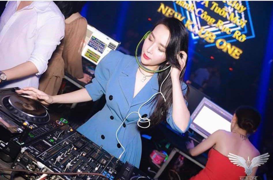 Bà xã DJ của Khắc Việt mặc kín chơi nhạc vẫn vô cùng gợi cảm, khéo khoe hình thể vàng mười - 3