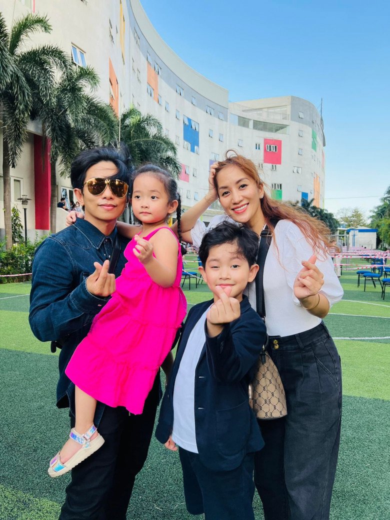 Double bun with mother, Khanh Thi's daughter looks exactly like Phan Hien, quits as a grinning aunt - 18