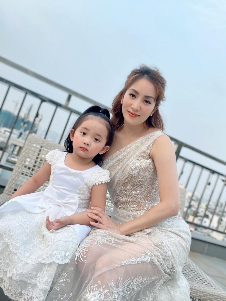 Double bun with her mother, Khanh Thi's daughter is exactly like Phan Hien, quit working as a grinning aunt - 7