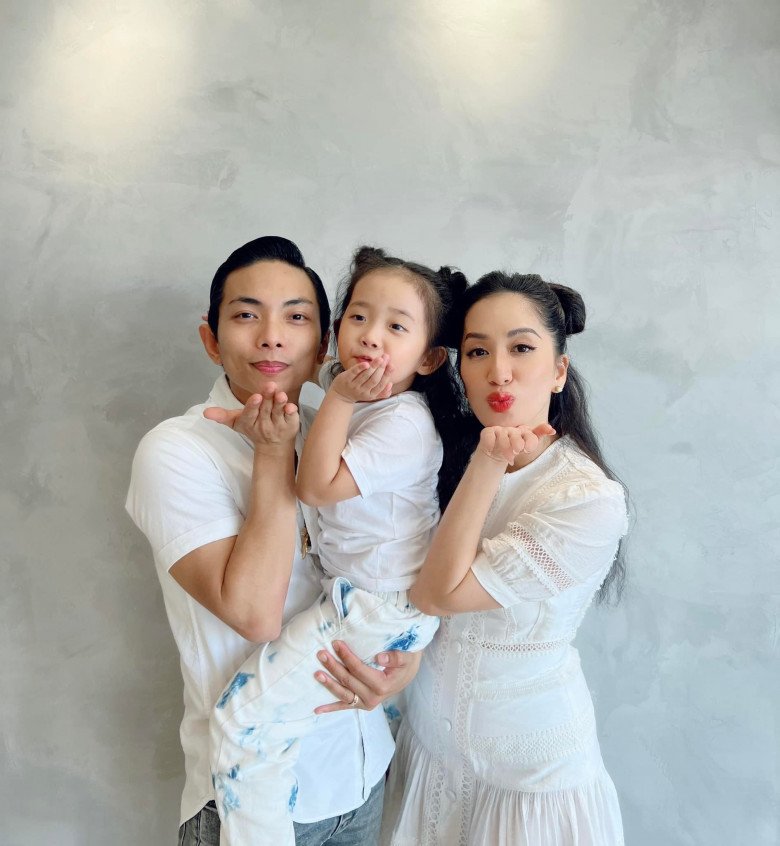 Double bun with mother, Khanh Thi's daughter looks exactly like Phan Hien, quits as a grinning aunt - 3