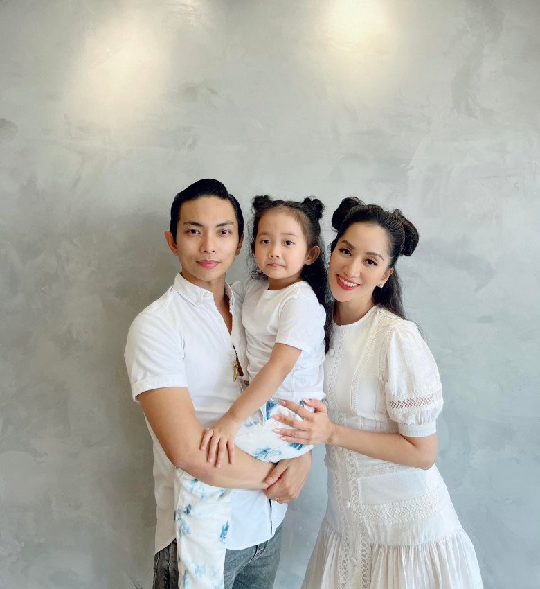 Double bun with her mother, Khanh Thi's daughter is exactly like Phan Hien, taking a break from being a grinning aunt - 5