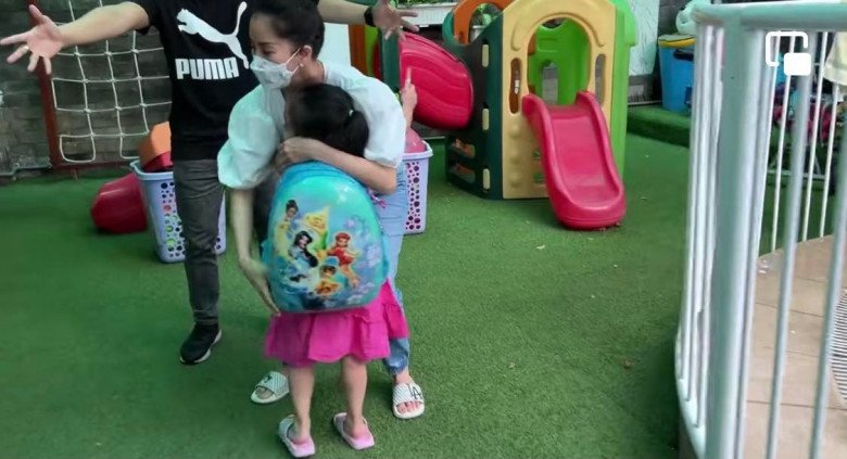 Double bun with mother, Khanh Thi's daughter is exactly like Phan Hien, taking a break from working as a grinning aunt - 14