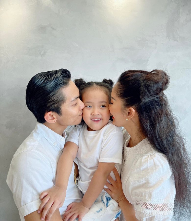 Double bun with mother, Khanh Thi's daughter looks exactly like Phan Hien, quits as a grinning aunt - 6