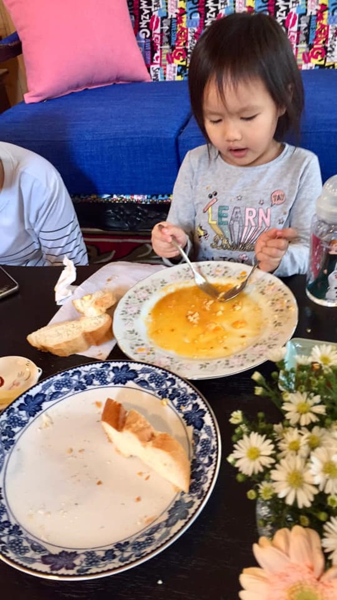 Hình ảnh đại gia Đức An nấu ăn, con gái ngồi bên cạnh bỗng bị bình luận khiếm nhã - 9