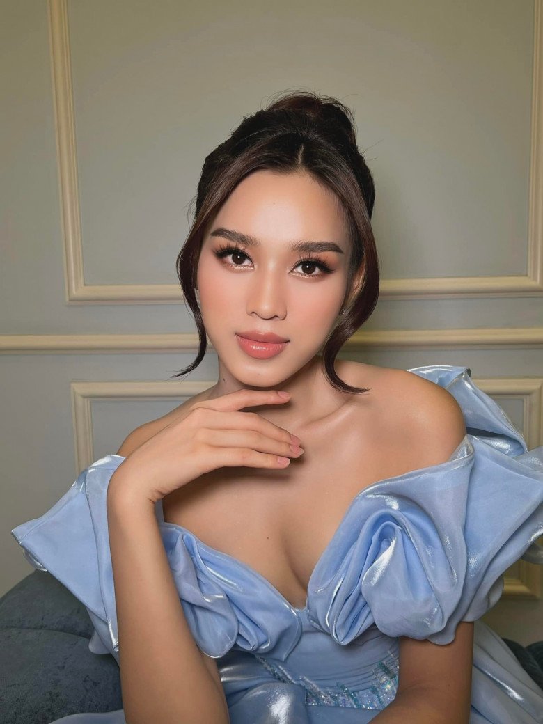 The youngest Miss Vietnam surprised when she changed her dress style from personality to sexy - 1