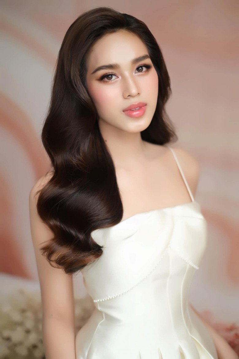 The youngest Miss Vietnam surprised when she changed her dress style from personality to sexy - 8