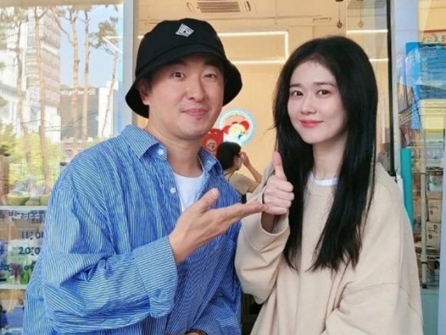 Yêu tinh hack tuổi Jang Nara đăng ảnh bên người đàn ông lạ, dân mạng ồn ào cô thoát ế