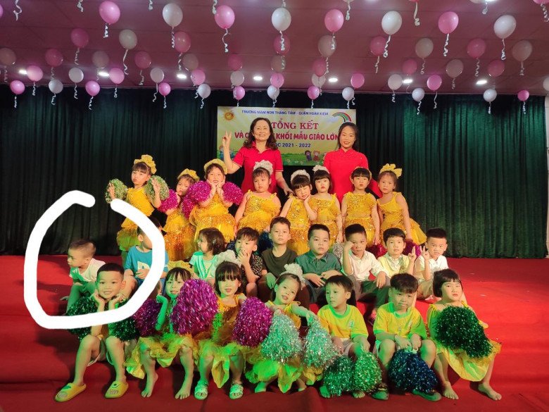 Receiving photos of her child's kindergarten graduation, Editor Quang Minh was surprised because he was not like his friends - 1