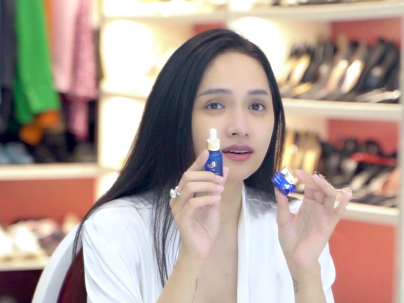 Paying for a million-dollar serum for a mask: Huong Giang makes showbiz 