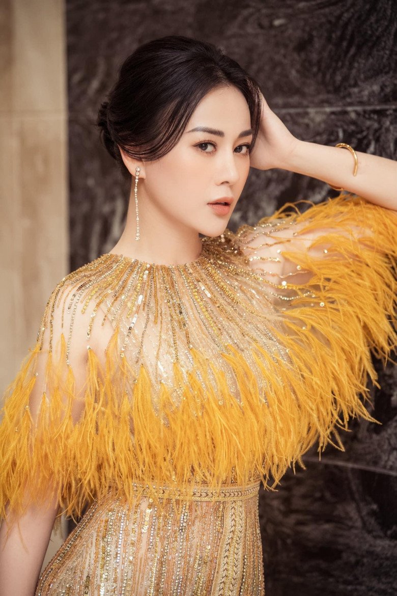 Losing every inch of her height, Phuong Oanh still overwhelmed the series of beauty queens and runner-ups with the same fashion item - 11