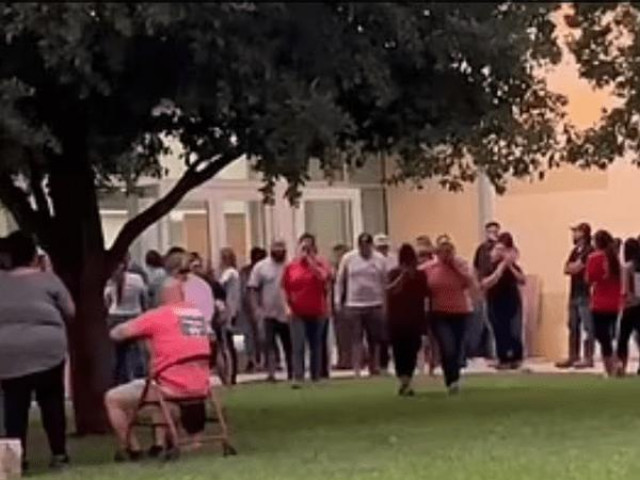 Vụ xả súng ở trường học Mỹ: Đau lòng hình ảnh hàng dài phụ huynh đợi kết quả ADN của học sinh thiệt mạng