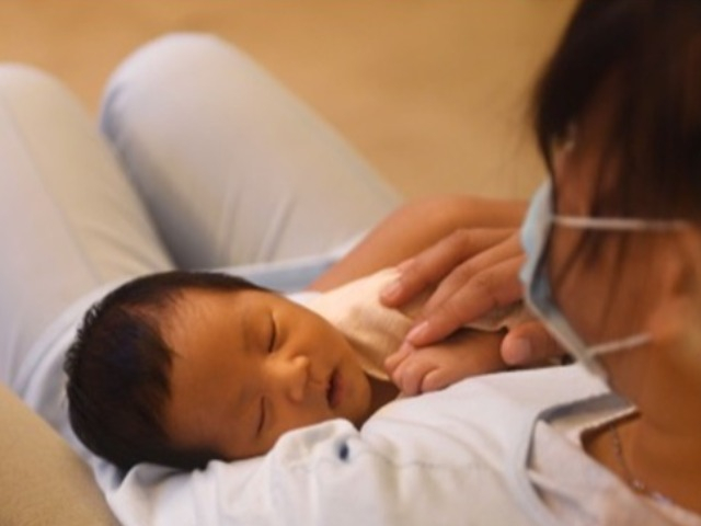 Nữ sinh 16 tuổi đột ngột sinh con trong ký túc xá, bạn bè người quen bàng hoàng khi biết danh tính bố đứa trẻ