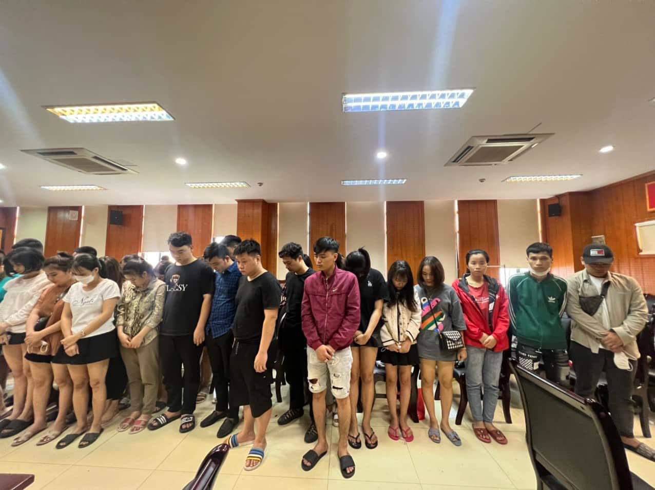 Các đối tượng bị đưa về trụ sở phòng PC02 để phục vụ công tác điều tra.