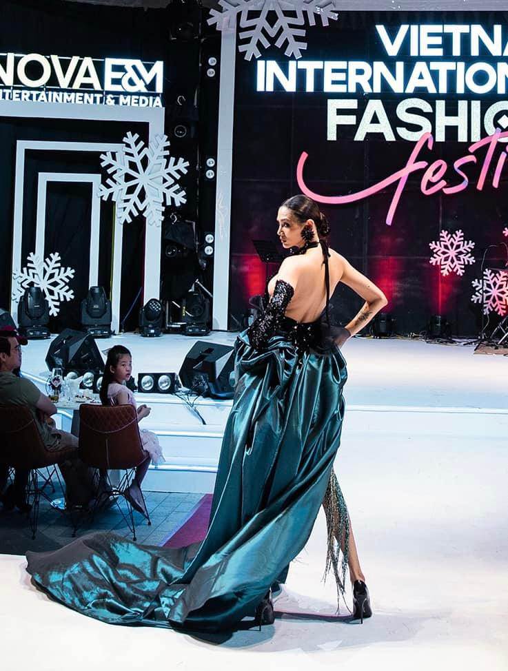 Người đẹp bây giờ vẫn là cái tên được nhiều NTK tin yêu giao cho các bộ cánh khó với các vị trí quan trọng trong show diễn.