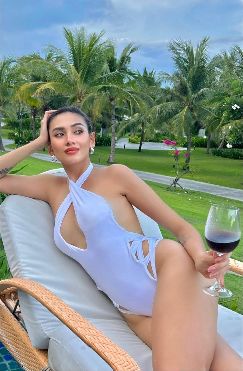 Võ Hoàng Yến không phải người chăm diện bikini khoe hình thể, ngoại trừ khoảng 1 năm gần đây. Quý cô khoe dung nhan tươi mới, tràn đầy sức sống.