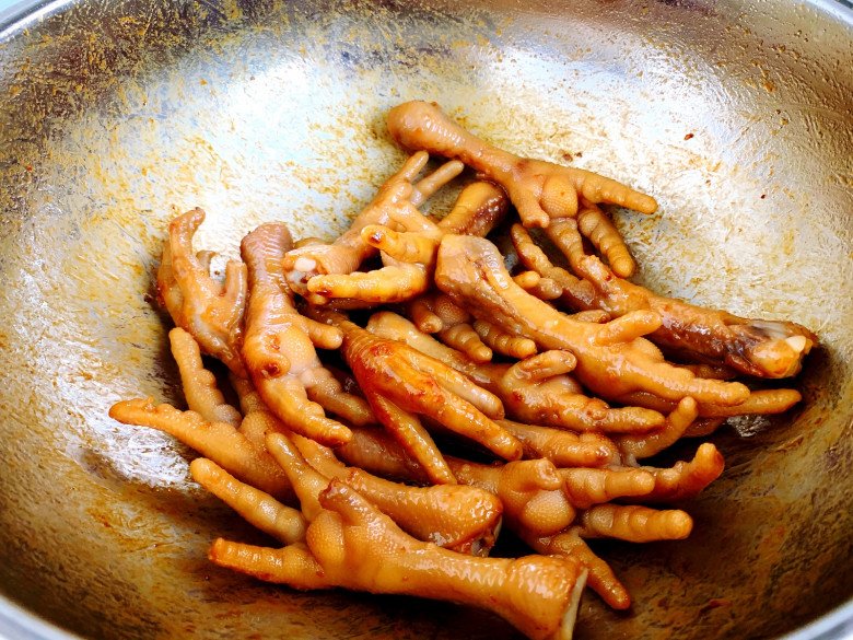 Boiled chicken feet forever is boring, bringing this type of stock to make a delicious dish with rice - 6