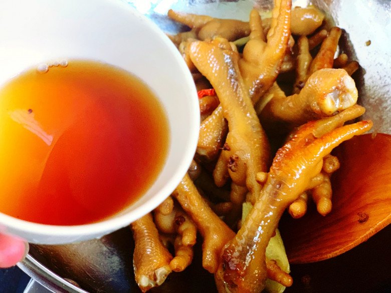 Boiling chicken feet forever is boring, bringing this type of stock can make a delicious dish with rice - 9