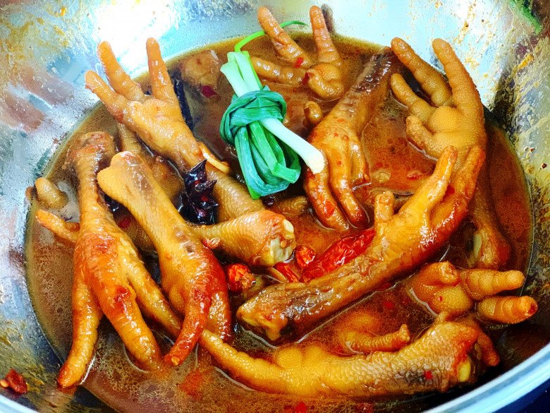 Boiled chicken feet forever is boring, bringing this type of stock can make a delicious dish with rice - 10