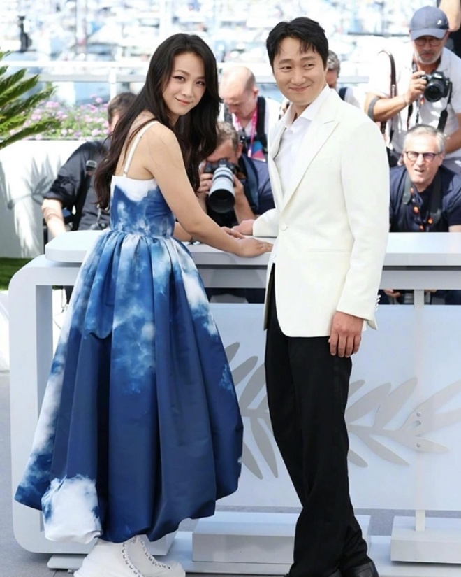 No need for tricks like Pham Bang Bang, this mother of 1 caused a fever on the Cannes red carpet - 5