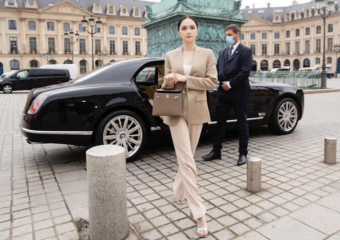 Huong Giang went to Cannes for the first time and became the center of attention thanks to her excellent white dress - 7