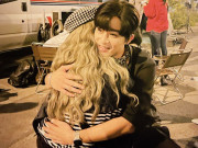 Giải trí - Doãn Quốc Đam đăng ảnh ôm chặt Vân Trang "Thương Ngày Nắng Về", Đình Tú liền cà khịa cực hài