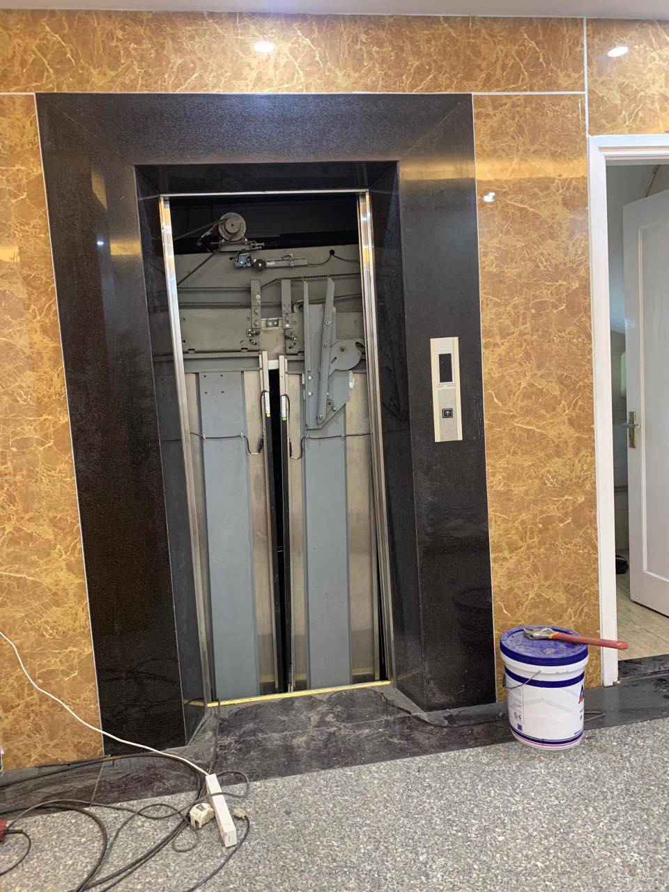Elevator crash 2 people died in Hanoi: Determining the initial cause - 1