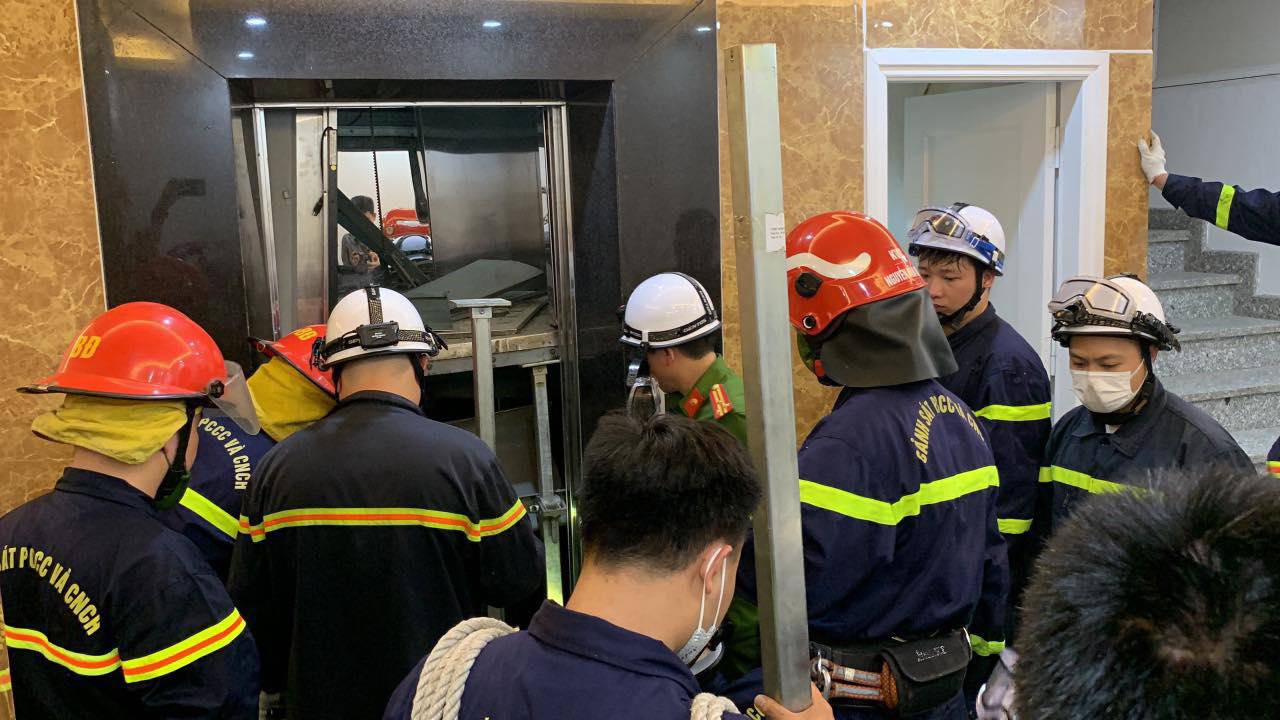 Elevator crash 2 people died in Hanoi: Determining the initial cause - 3