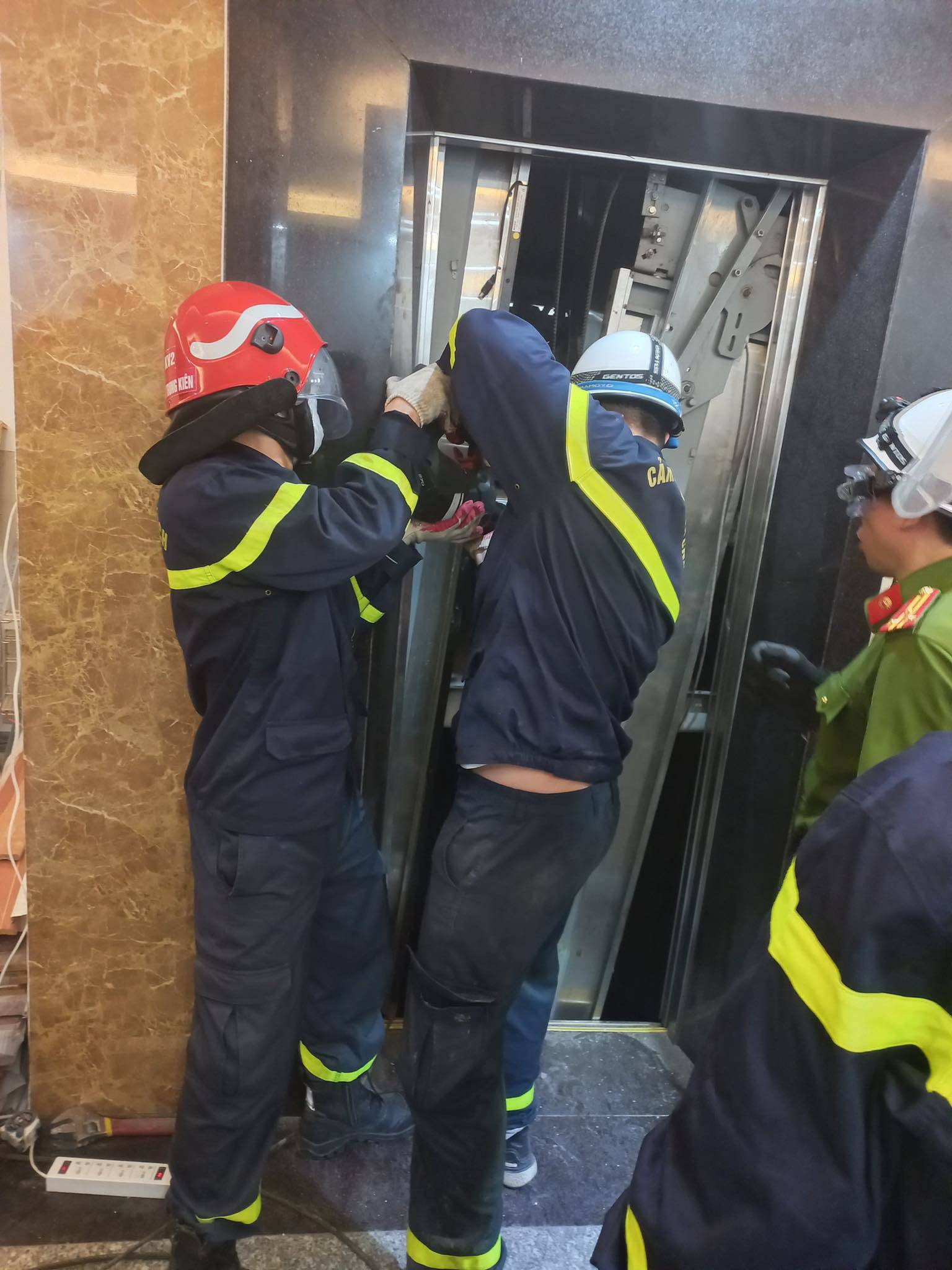 Elevator crash 2 people died in Hanoi: Determining the initial cause - 4