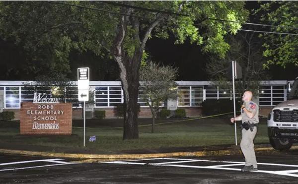 Cảnh sát vẫn đang làm việc xuyên đêm tại trường Tiểu học Robb. Ảnh: Alamy.