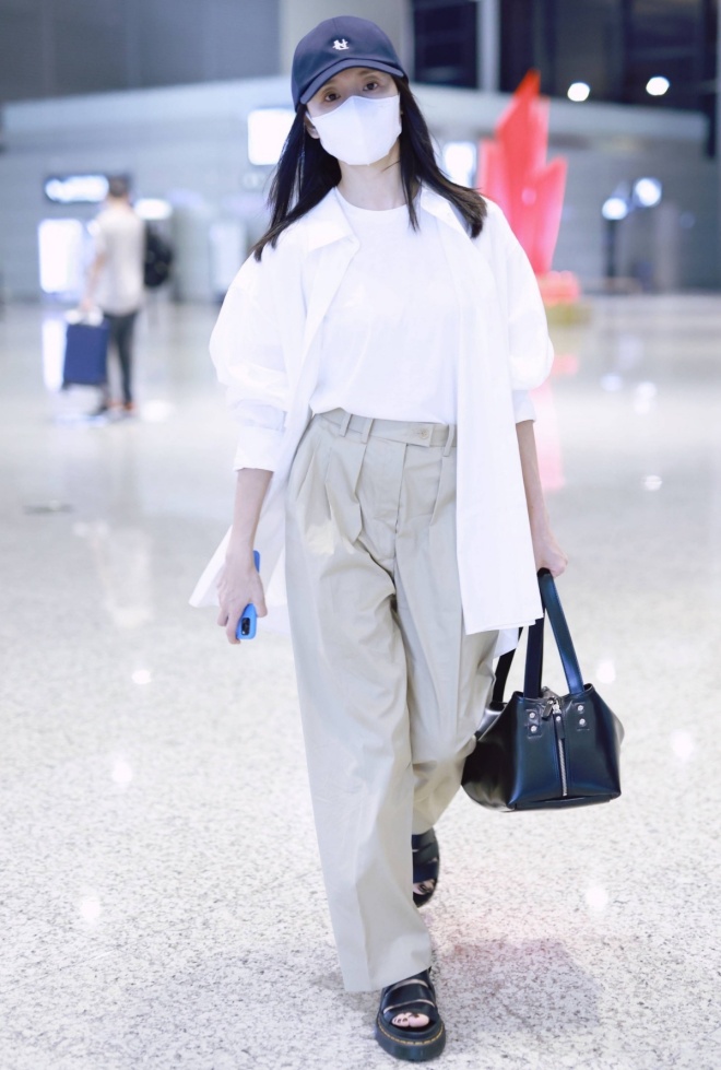 Nhiều người cho rằng Đổng Khiết cố tình dùng chiêu trò để câu kéo mọi người bán hàng.