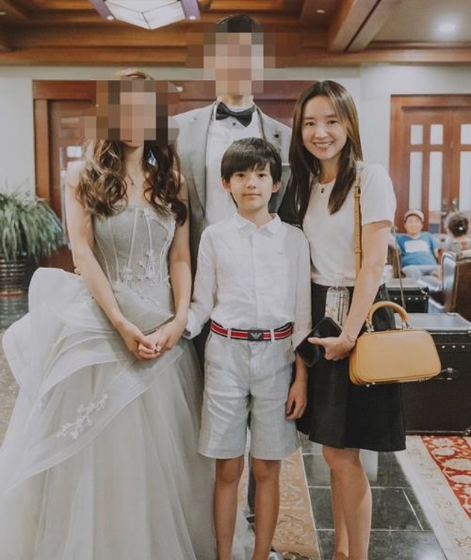 Sau khi ly hôn, cô một mình nuôi con.