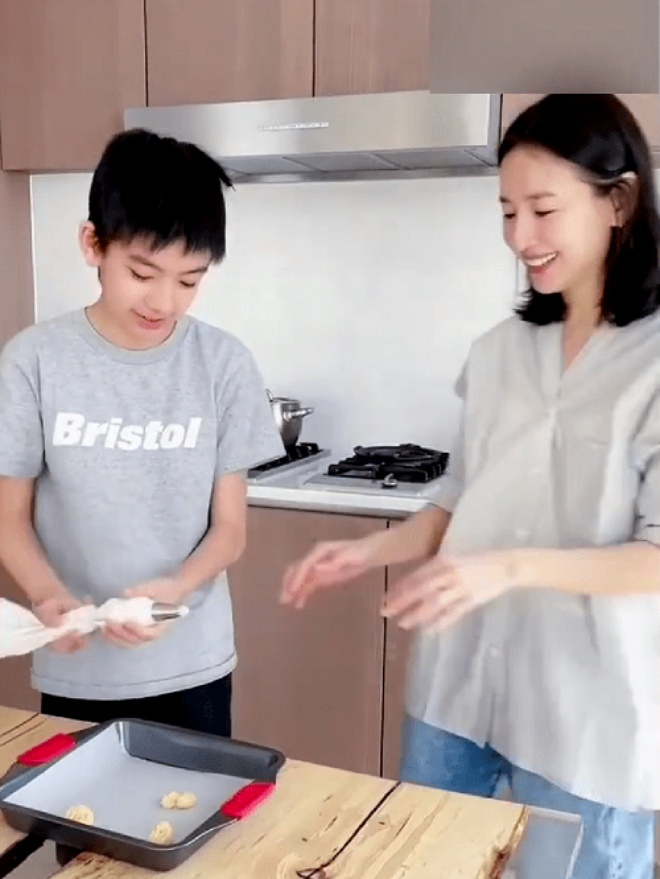 Dù xây dựng hình ảnh bà mẹ tốt nhưng cô vẫn không nhận được nhiều tình cảm từ khán giả vì bê bối năm xưa.