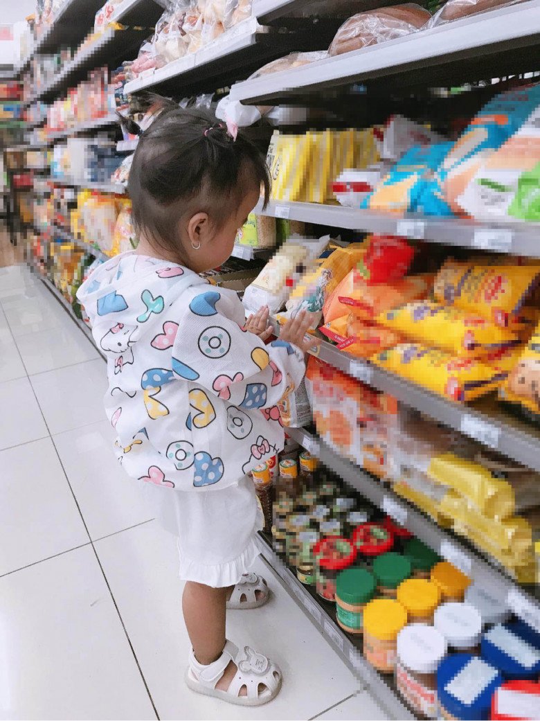 Mac Van Khoa's daughter is very big, 1 and a half years old, going to the supermarket, she knows how to scrutinize and read the ingredient list - 4