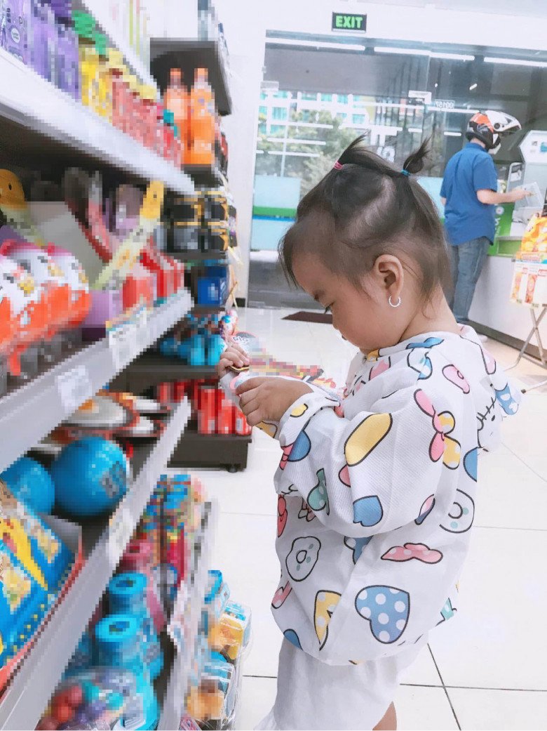 Mac Van Khoa's daughter is very big, 1 and a half years old, going to the supermarket, she knows how to scrutinize and read the ingredient list - 5