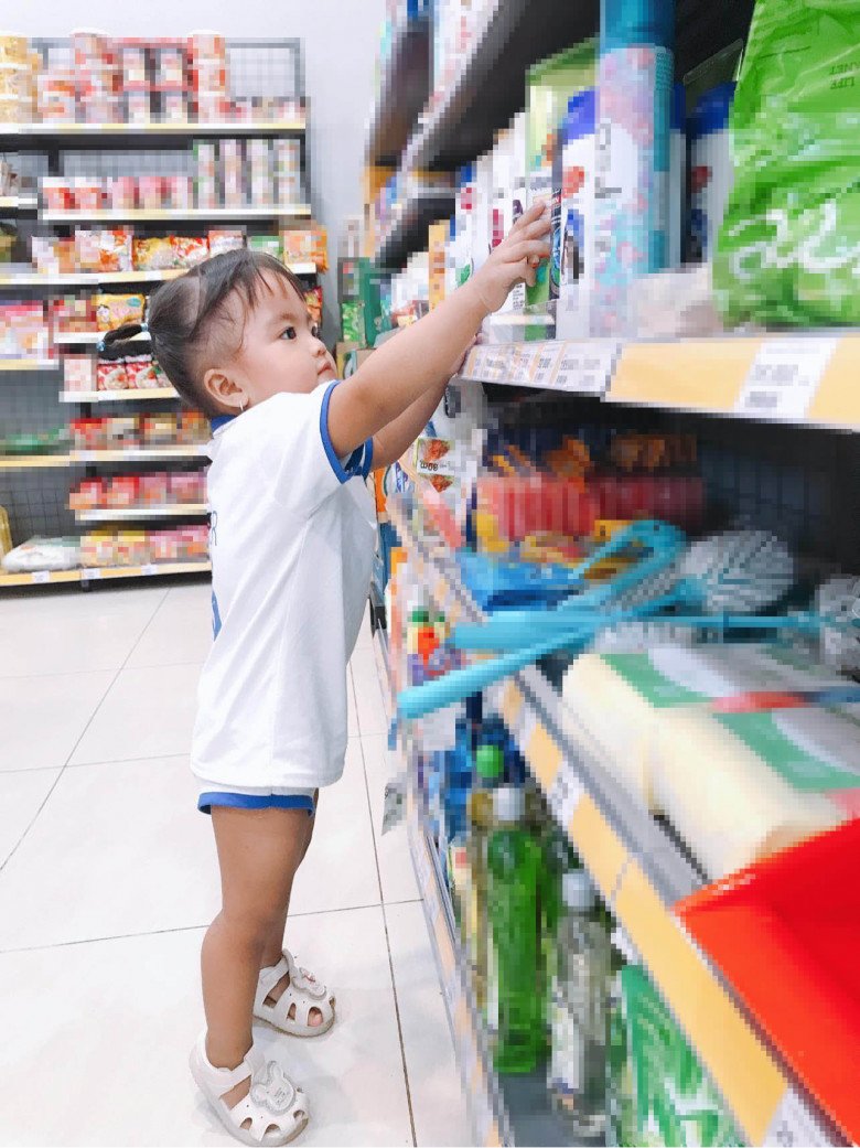 Mac Van Khoa's daughter is very big, 1 and a half years old, going to the supermarket, she knows how to scrutinize and read the ingredient list - 3
