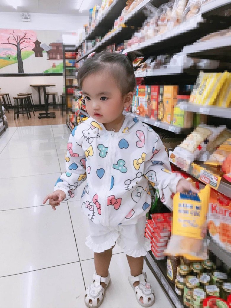 Mac Van Khoa's daughter is very big, 1 and a half years old, going to the supermarket, she knows how to scrutinize and read the ingredient list - 1