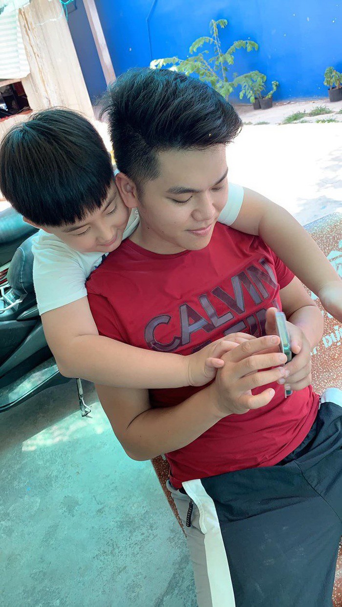 Le Phuong's son grows more and more like his stepfather, 10 years old still likes to show his love to his mother - 15