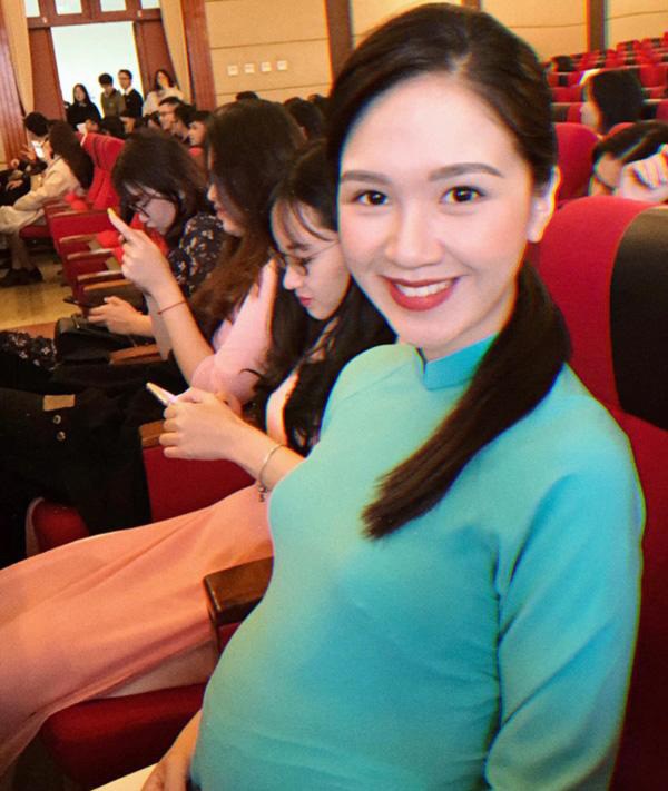 Miss amp;#34;hugging pregnant bellyamp;#34;  went to the lecture hall, after giving birth, became a mother and graduated from university - 5