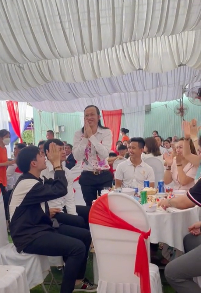 Hoai Linh appeared in the middle of the wedding, was introduced by the MC, but few people clapped - 3