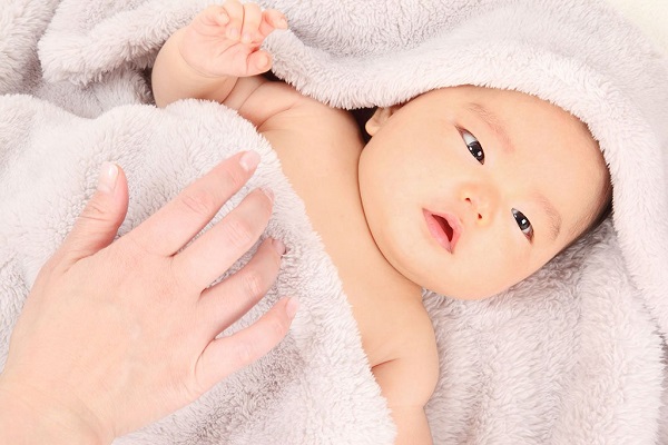 Em bé 3 tháng tuổi có thể làm được những gì?  Cha mẹ nên biết sự phát triển của trẻ 3 tháng tuổi - 1