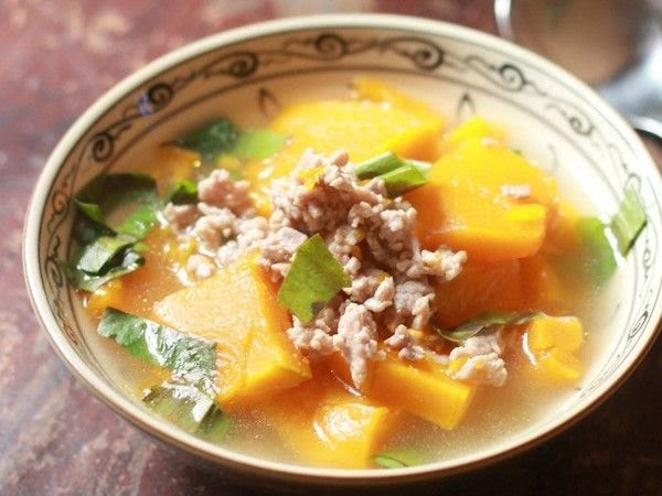 Canh bí đỏ thịt băm là một món ăn ngon miệng, hấp dẫn thường xuất hiện trong các thực đơn cho bé 2 tuổi ăn dặm