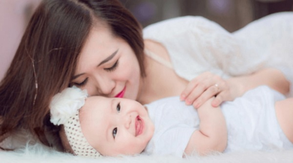 Nên đặt tên con theo phong thủy hợp tuổi bố mẹ (Ảnh minh họa)