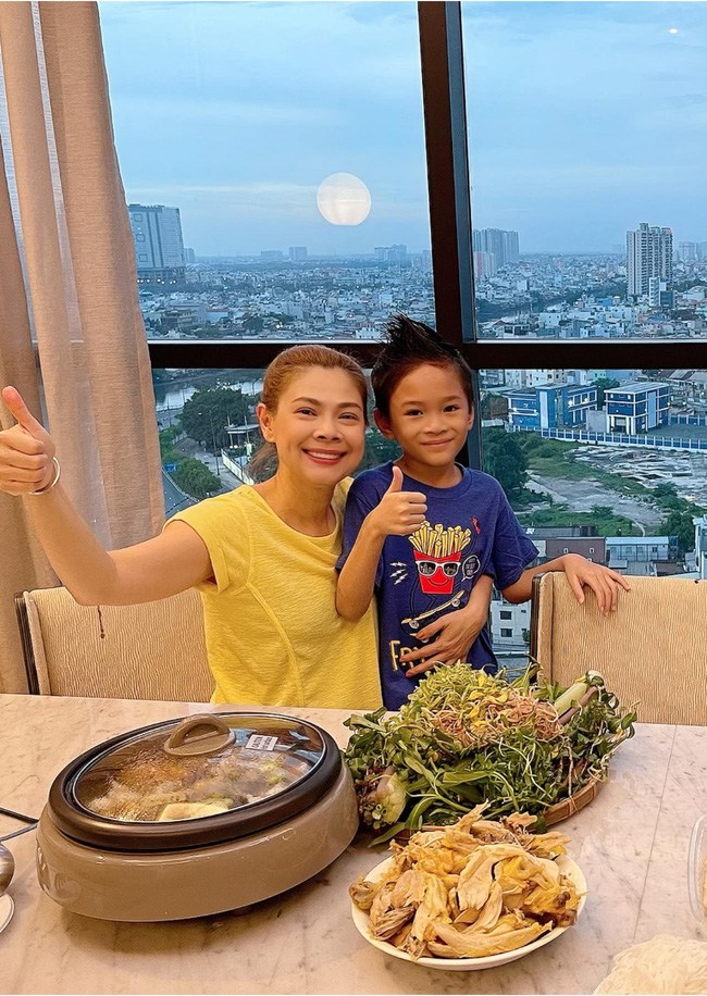 Jacky Minh Tri and his biological mother returned to Vietnam, the 11-year-old boy was big, his face was like his sister Thanh Thao - 12