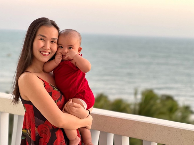 Từ khi sinh con, Võ Hạ Trâm thường xuyên khoe ảnh bé Moon lên mạng xã hội. Ngoài những khoảnh khắc đẹp, nữ ca sĩ cũng rất hay dìm hàng con.