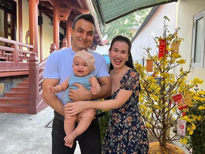 Võ Hạ Trâm từng thừa nhận mình bị trầm cảm nhẹ sau khi sinh con gái đầu lòng. May thay, cô có sự đồng hành của chồng ngoại quốc tâm lý và sự động viên của gia đình.