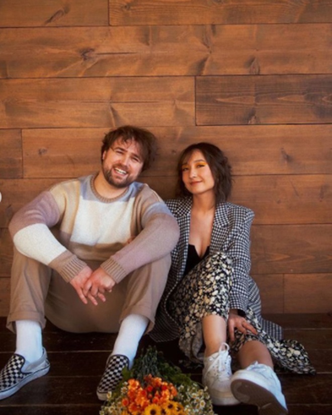 Anna Trương đã gắn bó với Eric Derwallis 6 năm trước khi tiến tới hôn nhân. Cả 2 được nhận xét là cặp trai tài - gái sắc, nhận được nhiều lời chúc phúc từ cư dân mạng.