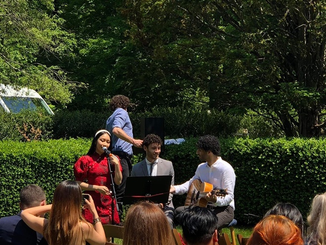 Mỹ Linh kể chuyện lần đầu tham dự đám cưới Tây. Theo nữ diva, cưới kiểu Tây thì ít người và phần lễ rất trang trọng, xúc động vì tất cả khách khứa đều tham dự.