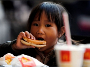 Tại sao mẹ càng cố bồi bổ con càng né ăn? Đây mới là cách đúng để trẻ ăn tốt, mau khỏe