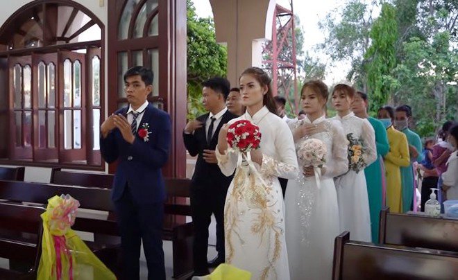  3 cặp đôi tiến vào lễ đường.